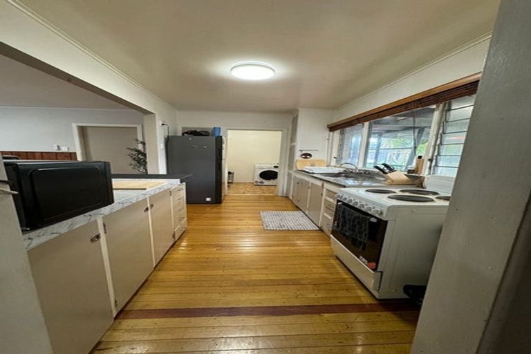 Photo of property in 19 Golf Road, New Lynn, Auckland, 0600