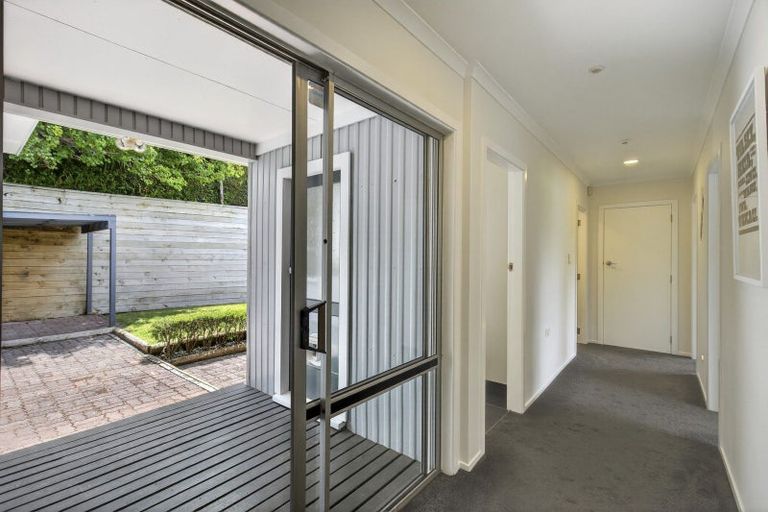 Photo of property in 5 Whitby Place, Westown, New Plymouth, 4310