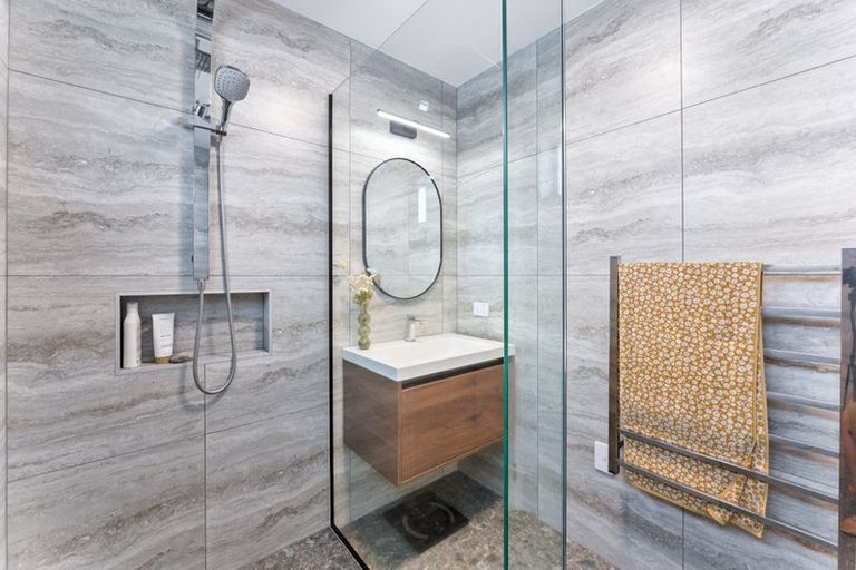 Photo of property in 1/33 Hyde Road, Rothesay Bay, Auckland, 0630