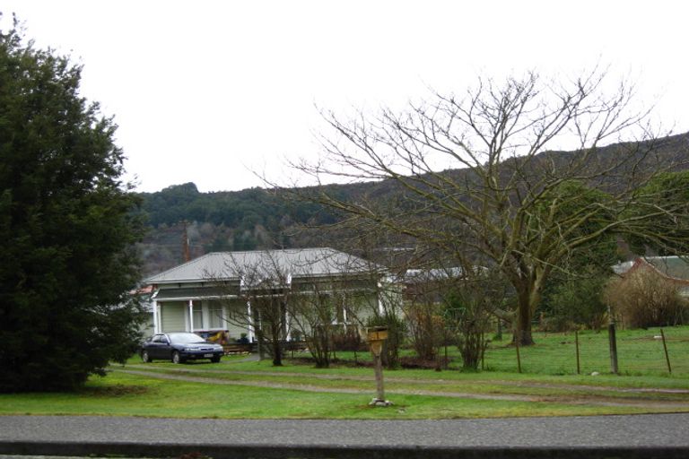 Photo of property in 1 Sinnamon Street, Reefton, 7830