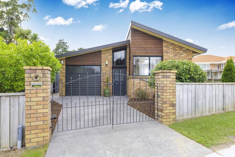 Photo of property in 4 Shaw Road, Oratia, Auckland, 0604