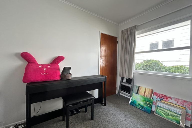Photo of property in 33 Pupuke Road, Birkenhead, Auckland, 0627