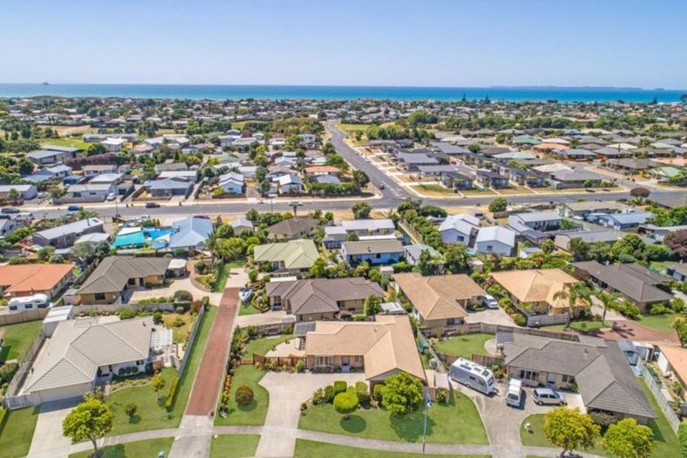 Photo of property in 51 The Gardens Drive, Papamoa Beach, Papamoa, 3118