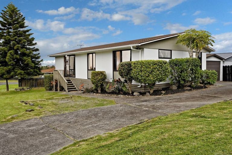 Photo of property in 1/4 Hanson Place, West Harbour, Auckland, 0618