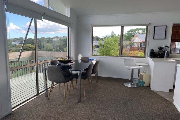 Photo of property in 2/27-31 Target Road, Totara Vale, Auckland, 0629