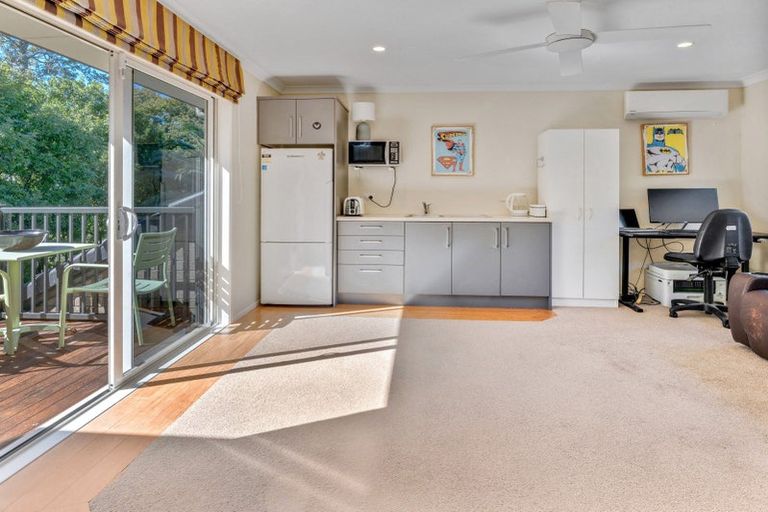 Photo of property in 5 Seymour Road, Mellons Bay, Auckland, 2014