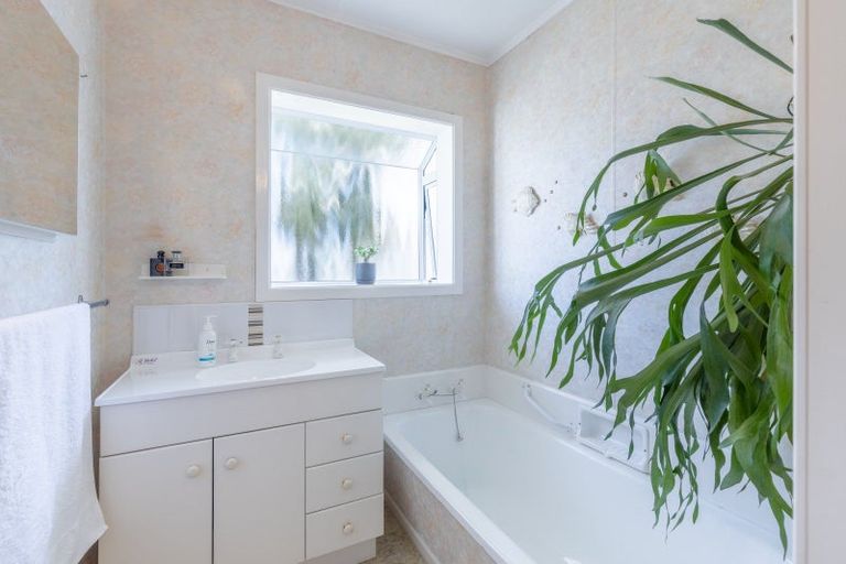 Photo of property in 4 Turakina Street, Merrilands, New Plymouth, 4312