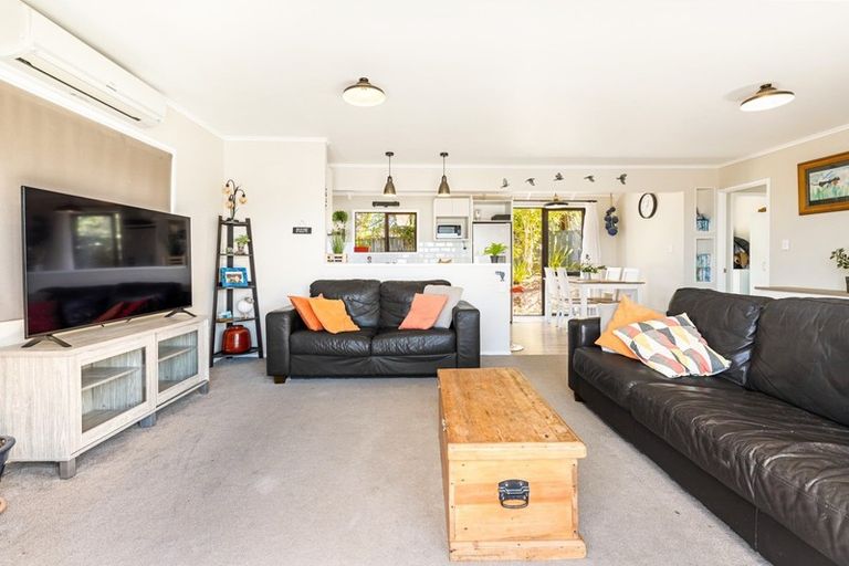 Photo of property in 5 Lorena Place, West Harbour, Auckland, 0618