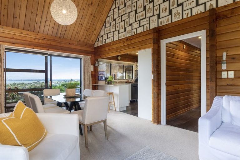 Photo of property in 20 Bernleigh Terrace, West Harbour, Auckland, 0618