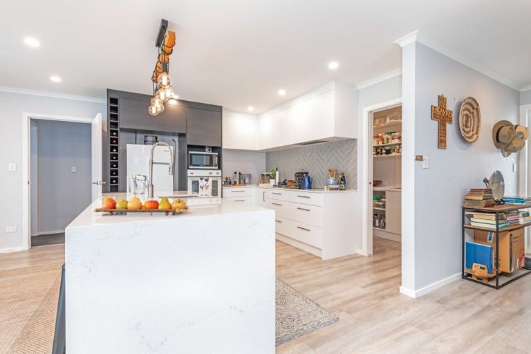 Photo of property in 96 Johnstone Drive, Fitzherbert, Palmerston North, 4410