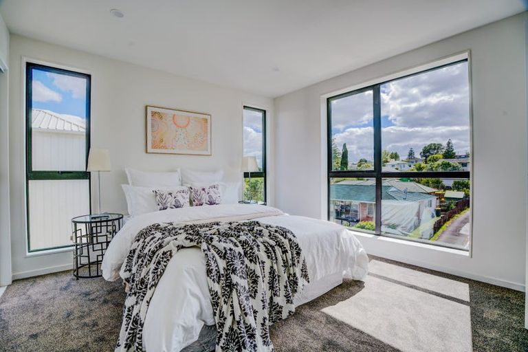 Photo of property in 12 South Pacific Place, Henderson, Auckland, 0612