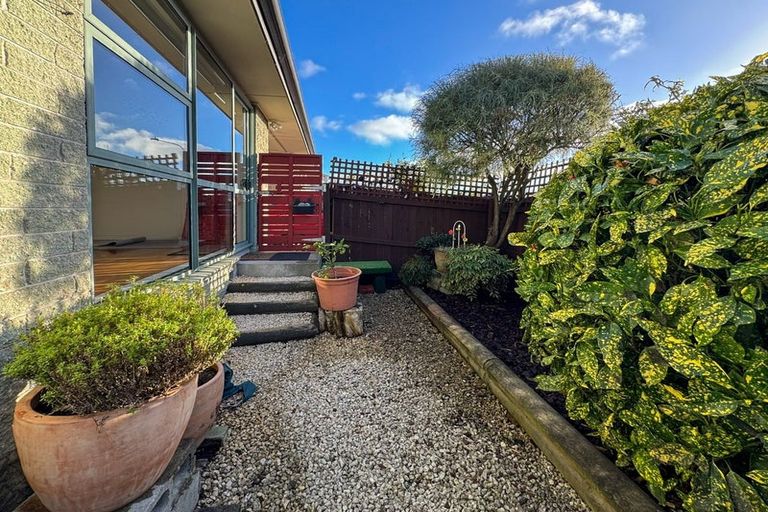 Photo of property in 2/5 Chislehurst Place, Bryndwr, Christchurch, 8052