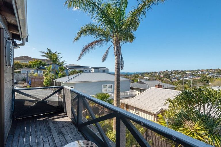 Photo of property in 2/31 Kiteroa Terrace, Rothesay Bay, Auckland, 0630