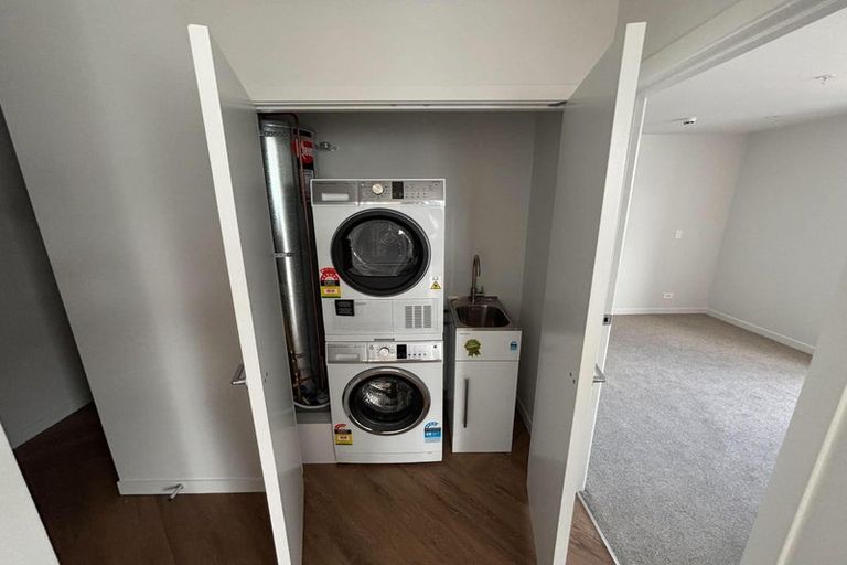 Photo of property in 702/32 Kent Terrace, Mount Victoria, Wellington, 6011