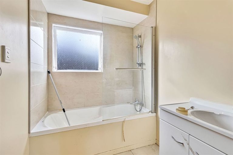 Photo of property in 46 Glenbervie Crescent, Massey, Auckland, 0614