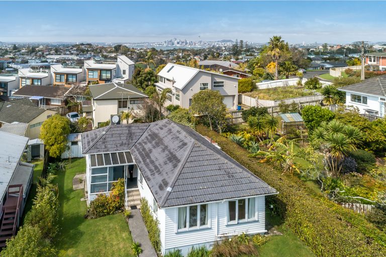 Photo of property in 62 Ocean View Road, Northcote, Auckland, 0627
