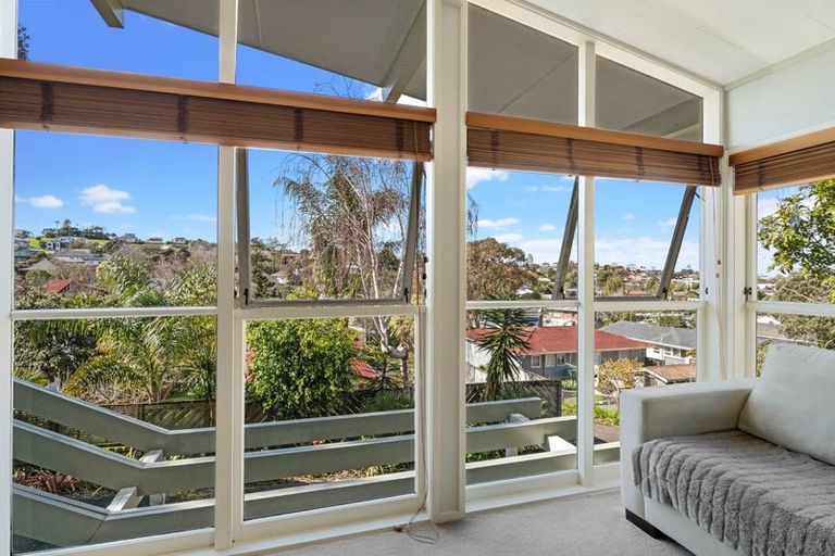 Photo of property in 18 Arosa Place, Forrest Hill, Auckland, 0620