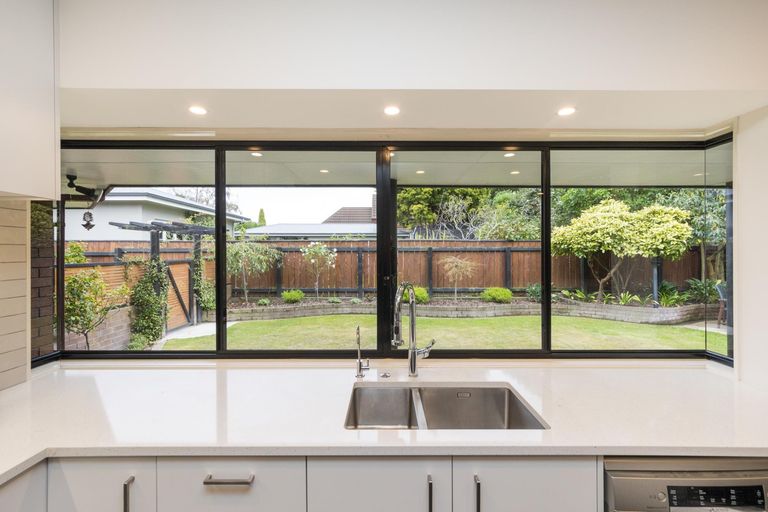 Photo of property in 15 Phoenix Avenue, Hokowhitu, Palmerston North, 4410