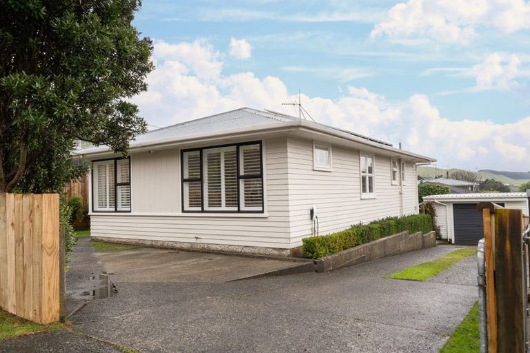 Photo of property in 33 Beazley Avenue, Paparangi, Wellington, 6037