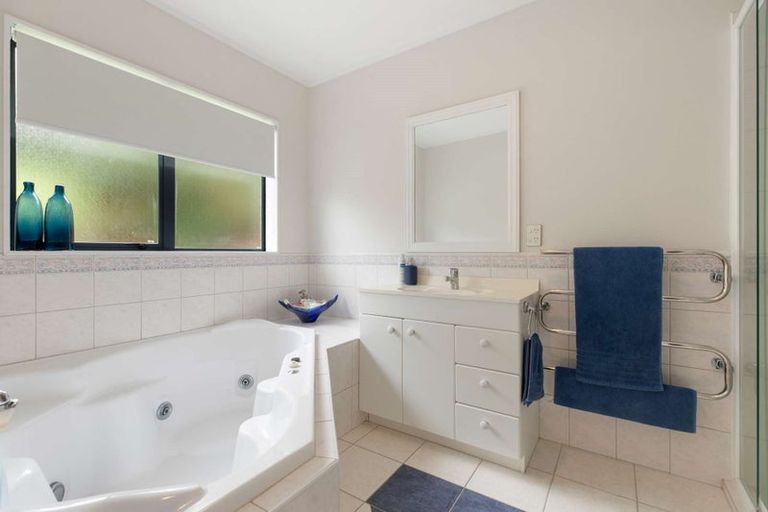 Photo of property in 8 Awaroa Stream Drive, Waiuku, 2123