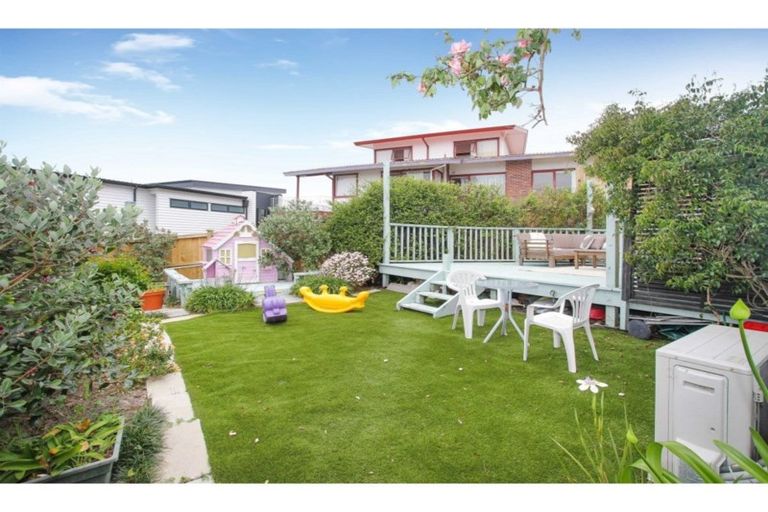 Photo of property in 2/118 Ocean View Road, Northcote, Auckland, 0627