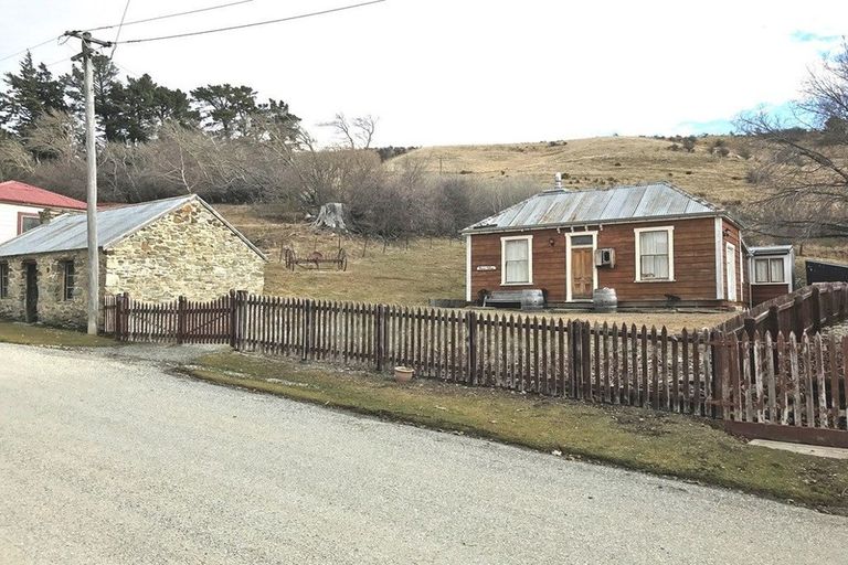 Photo of property in Rowan Cottage, 1674 Saint Bathans Loop Road, Saint Bathans, 9386