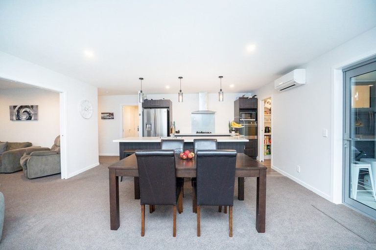 Photo of property in 22 Monaco Grove, Fitzherbert, Palmerston North, 4410