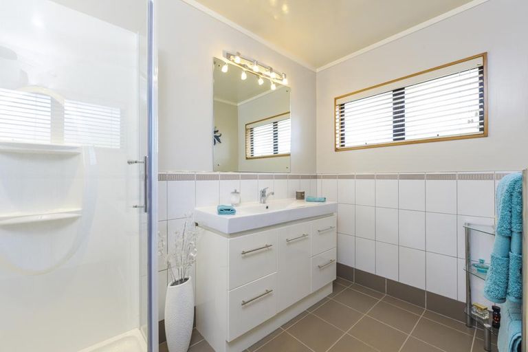 Photo of property in 4 Shaw Road, Oratia, Auckland, 0604