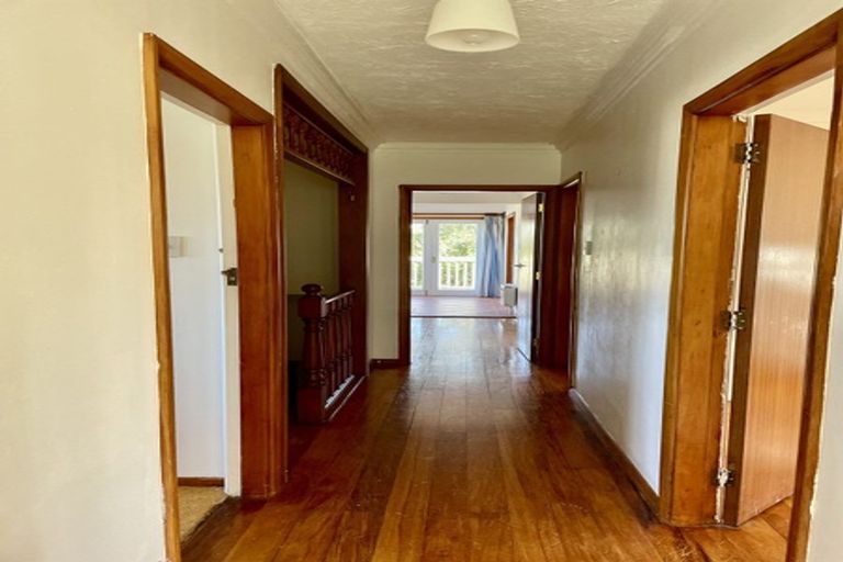 Photo of property in 9 Robert Street, Newlands, Wellington, 6037