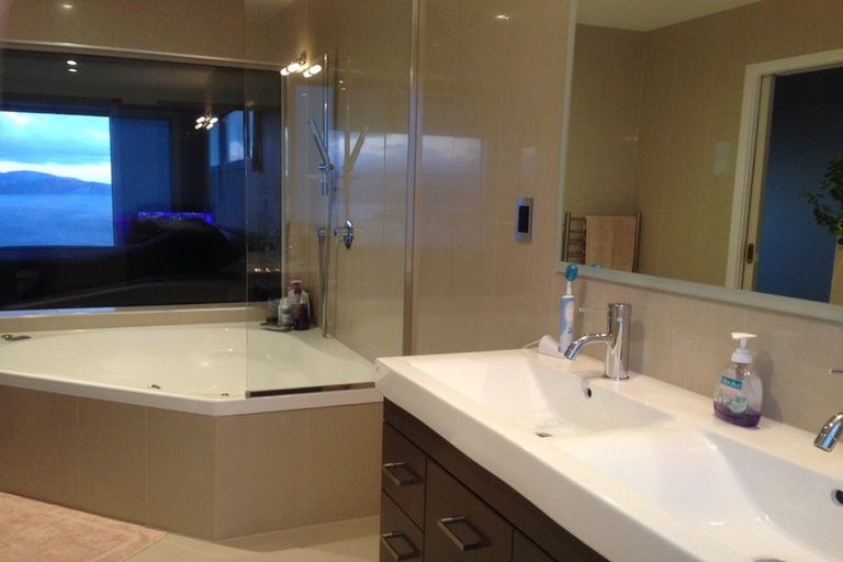 Photo of property in 58 Tamworth Crescent, Newlands, Wellington, 6037