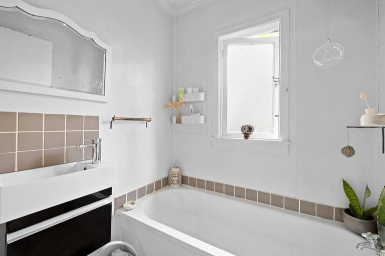 Photo of property in 126 Huatoki Street, Frankleigh Park, New Plymouth, 4310