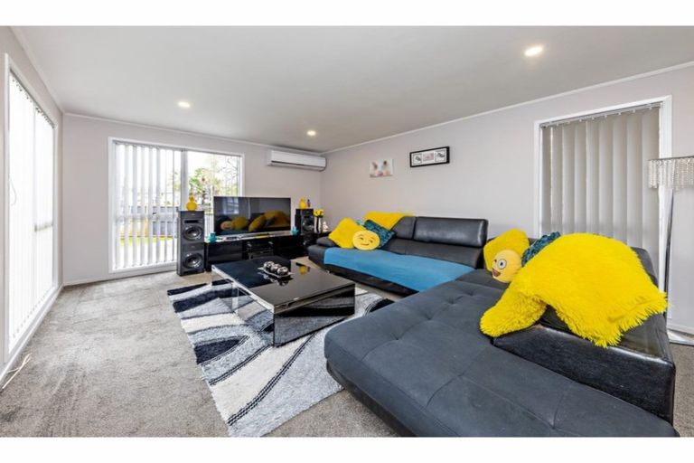 Photo of property in 11 Hinton Place, Weymouth, Auckland, 2103