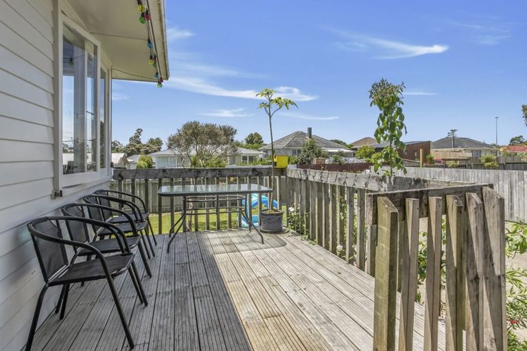 Photo of property in 6 Maybelle Place, Kelston, Auckland, 0602
