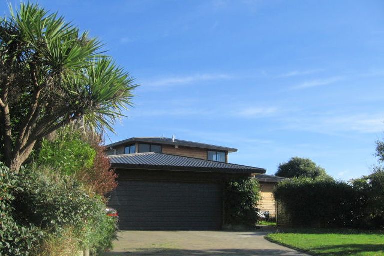 Photo of property in 17 The Crowsnest, Whitby, Porirua, 5024