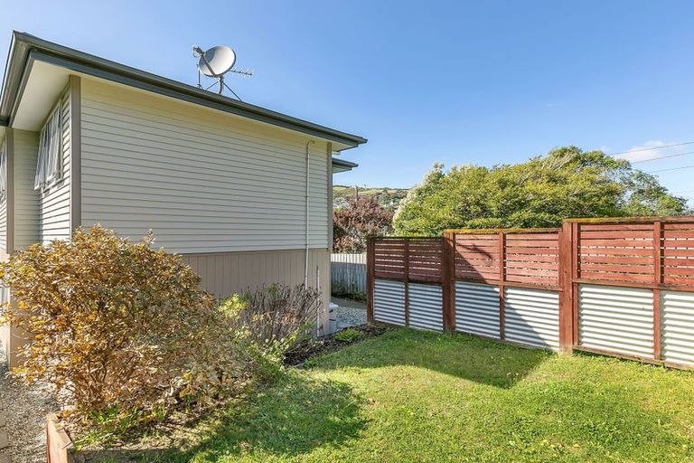 Photo of property in 2/19 Ranui Terrace, Tawa, Wellington, 5028