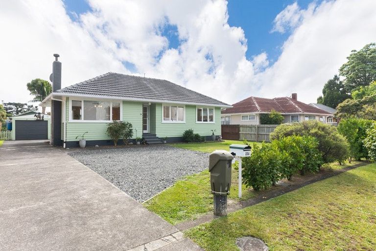 Photo of property in 23 Hereford Street, Te Atatu Peninsula, Auckland, 0610