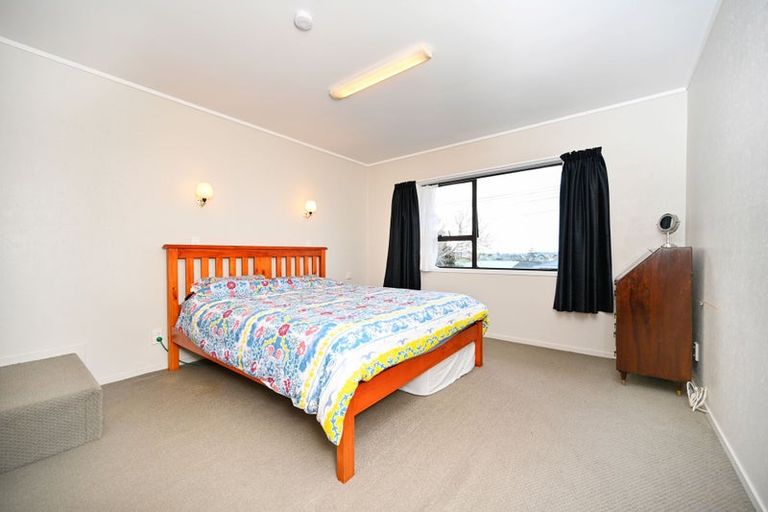 Photo of property in 1/2 Northall Road, New Lynn, Auckland, 0600