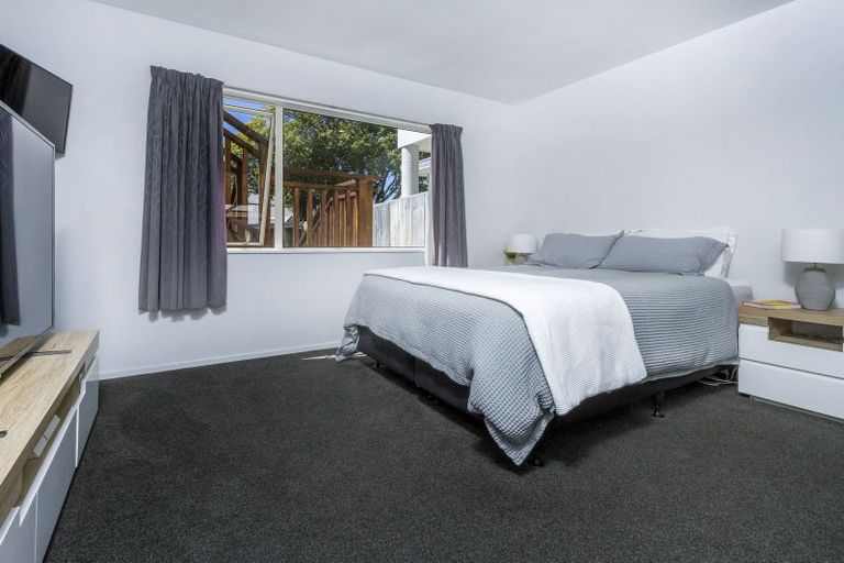 Photo of property in 2/133 Carlisle Road, Northcross, Auckland, 0632