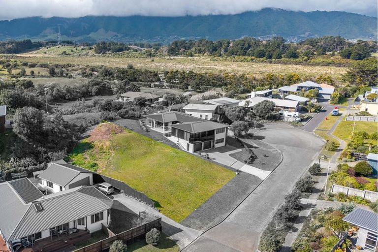 Photo of property in 25 Pharazyn Avenue, Waikanae Beach, Waikanae, 5036