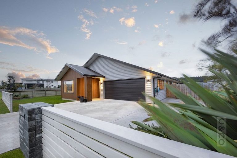 Photo of property in 4 Korako Drive, Kumeu, 0810