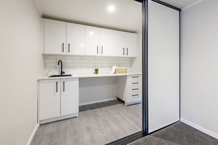 Photo of property in 6 Brouder Place, Hillpark, Auckland, 2102