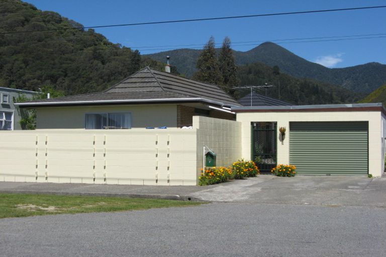 Photo of property in 58a Broadway, Picton, 7220