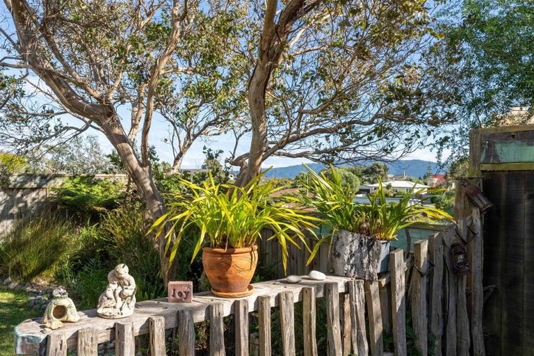 Photo of property in 4 Flaxmere Street, Waikanae Beach, Waikanae, 5036