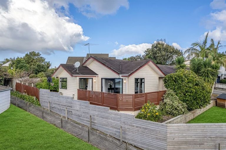 Photo of property in 11 Raphael Place, West Harbour, Auckland, 0618