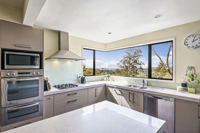 Photo of property in 21 Longfellow Parade, Glen Eden, Auckland, 0604