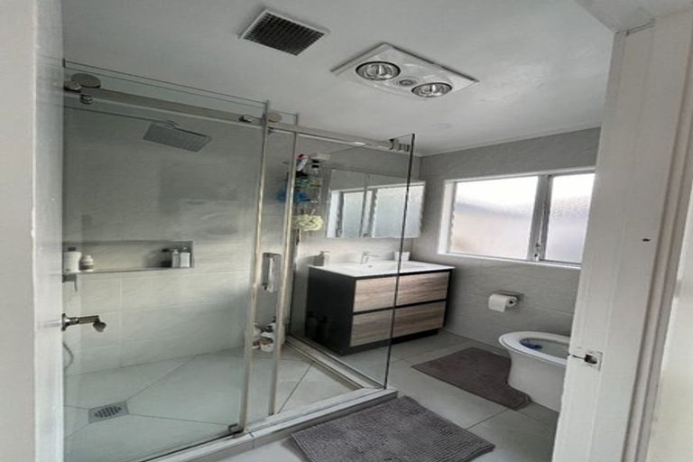 Photo of property in 2/17 Lambrown Drive, Totara Vale, Auckland, 0629