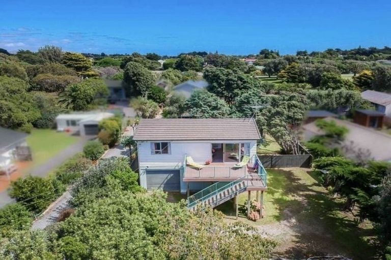 Photo of property in 10 Konini Crescent, Waikanae Beach, Waikanae, 5036