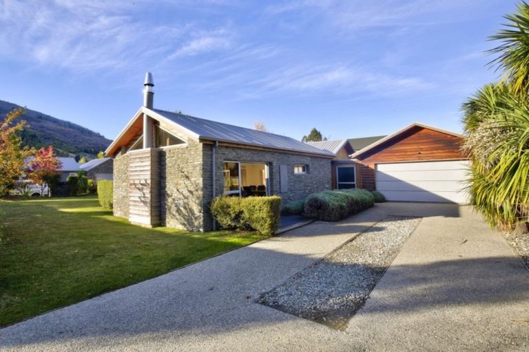 Photo of property in 18 Amber Close, Arthurs Point, Queenstown, 9371