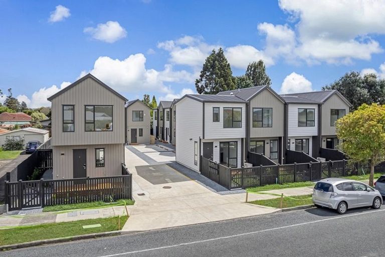 Photo of property in 9/47 Beach Road, Te Atatu Peninsula, 0610