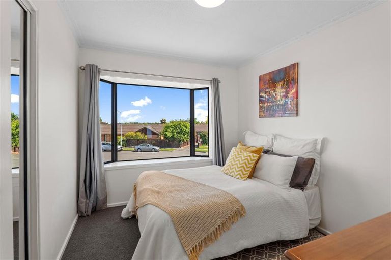 Photo of property in 15 Sonning Place, Redwood, Christchurch, 8051